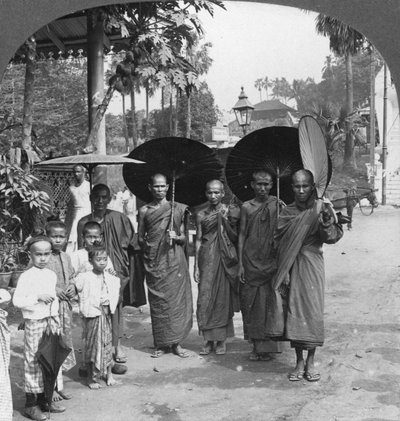 サンシェードとファンのいる僧侶、ビルマ、ラングーン、1908年 作： Stereo Travel Co