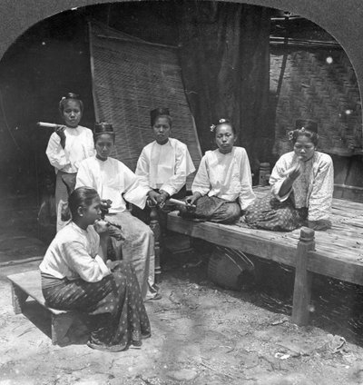 1908年、ビルマのビルマ女性が自宅の外で喫煙。 作： Stereo Travel Co