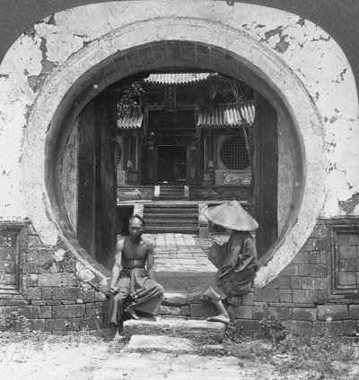 好奇心旺盛な玄関、ジョスハウスへの入り口、バーモ、ビルマ、1908 作： Stereo Travel Co