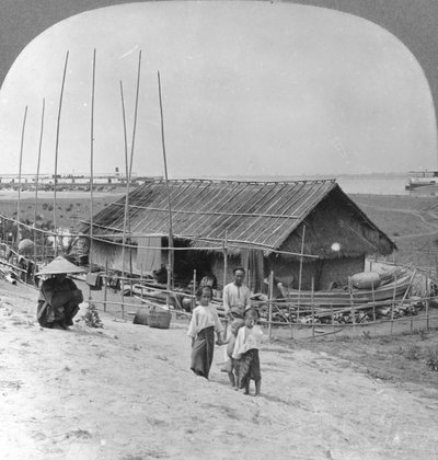 いかだに竹で建てられた家、バーモ、ビルマ、1908 作： Stereo Travel Co