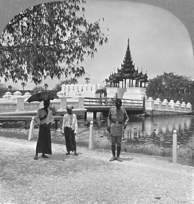 1908年、ビルマのマンダレーにあるダフェリン要塞と王宮の正面玄関 作： Stereo Travel Co