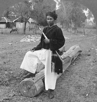 カチン族の男、上部ビルマ、1908 作： Stereo Travel Co