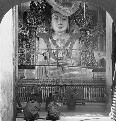 仏塔の大理石の仏像、ビルマ、マンダレー、1908年。 作： Stereo Travel Co