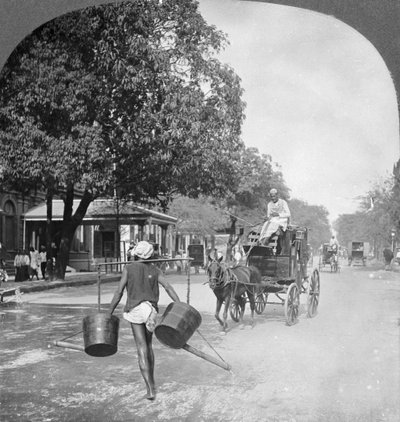 1908年、ビルマのラングーンの通りに水をまく 作： Stereo Travel Co
