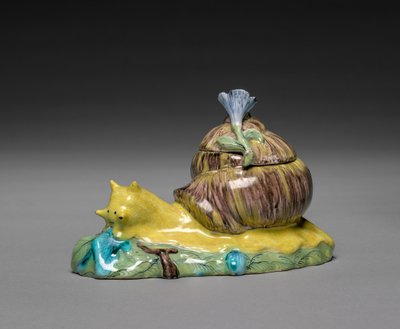 カタツムリの形の覆われた箱のペア、c。 1750年。 作： Strasbourg Factory