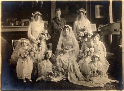 ブランシュ・キャベンディッシュ夫人とアイバン・マレー大佐の結婚式の集合写真 1919年4月21日、ランズドーン・ハウスのガード・チャペル（モノクロ写真 作： Studio Lafayette