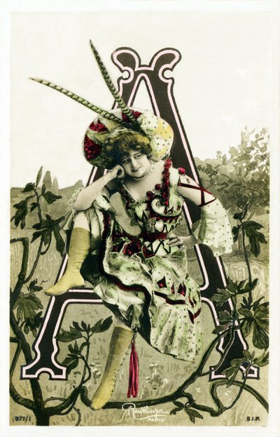 A : Constance Elise De Vere, ベルギー生まれのイギリス系フランス人女優 - パリのマリニー劇場 - ポストカードに描かれたアルファベット - レオポルド・ロイトリンガーによるベル・エポックの女性芸術家の写真を使ったフォトモンタージュ。エド 作： Studio Reutlinger