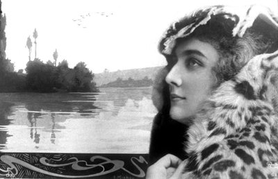 アリス・デュフレーン、1900年頃（写真） 作： Studio Reutlinger