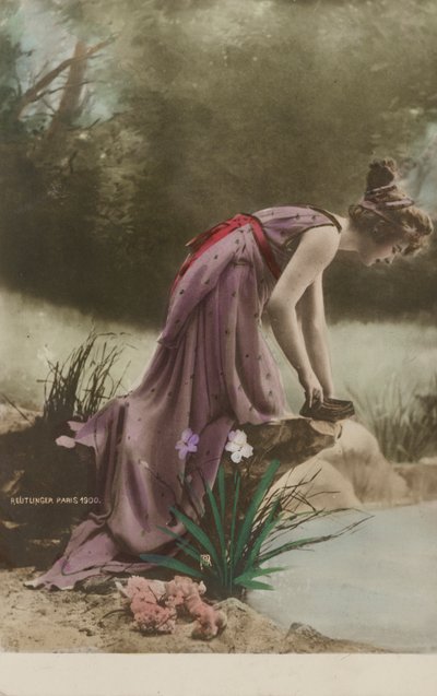 池を覗き込む女性（カラー写真 作： Studio Reutlinger
