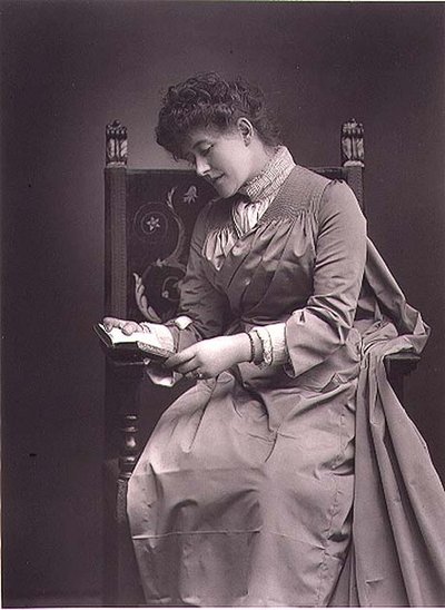 エレン・テリー（1847-1928）ポートレート写真、1880年代半ば（モノクロ写真 作： Studio Walery
