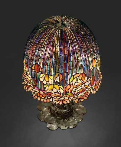 「池のユリ」テーブルランプ、1903年頃（鉛ガラスと緑青銅） 作： Studios Tiffany