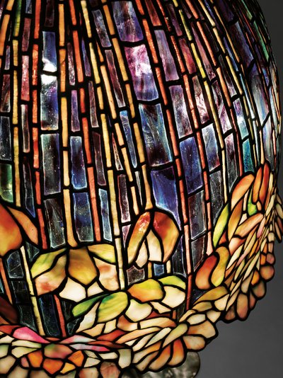 「池のユリ」テーブルランプ、1903年頃（鉛ガラスと緑青銅） 作： Studios Tiffany