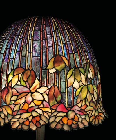 「池のユリ」テーブルランプ、1903年頃（鉛ガラスと緑青ブロンズ） 作： Studios Tiffany