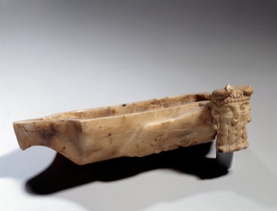 メソポタミアの美術。雄牛をあしらったランプ（アルバトレ）シュメール時代（紀元前2400年頃）。パリ、ルーヴル美術館（Musee Du Louvre 作： Sumerian Mesopotamian School
