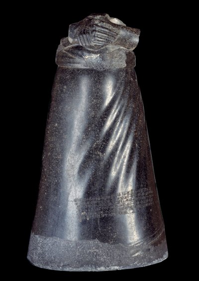 メソポタミア：アガデの王、マニシュトゥス（Manishtousu）（紀元前2270～2254年）の閃緑石像の下半分。紀元前2300年から2250年。スーサ（バビロン）の遺跡から。日 0,88 m パリ、ルーヴル美術館 作： Sumerian Mesopotamian School
