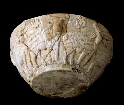 シュメール美術：石灰岩のカットがベリエのレリーフを彫ったもの。紀元前3000年薄さ9×厚さ22cm バグダッド、国立イラク博物館 作： Sumerian Sumerian