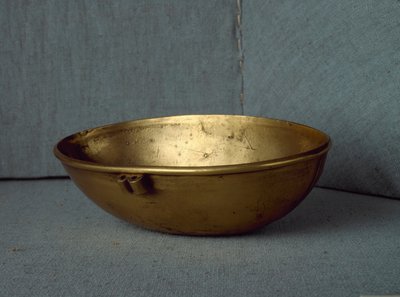 シュメール文明：金の楕円形カップディム.15 cm バグダッド、国立イラク博物館 作： Sumerian Sumerian