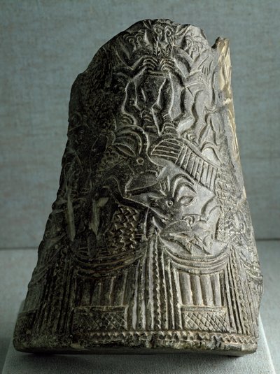 シュメール文明：イラン東部から出土した蛇の壺の破片。ディム。22.5cm アーカイック王朝末期（紀元前2500年） バグダッド、国立イラク博物館 作： Sumerian Sumerian