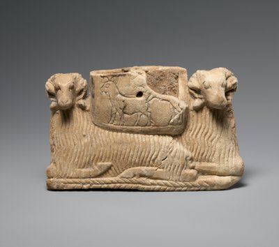 2つのラムで支えられた容器c。紀元前2600〜 2500年（石膏アラバスター） 作： Sumerian Sumerian