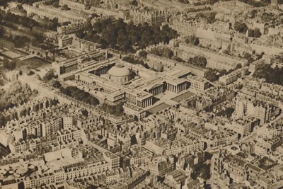 「ブルームズベリーの密集した木々に囲まれた大英博物館の小説ビュー」、c1935。 作： Surrey Flying Services