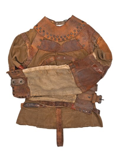 ハリー・フーディーニが所有する拘束衣、1915年頃（カーキ色のキャンバス、革、金属のリベット） 作： Swanfeldt Tent and Awning Co.