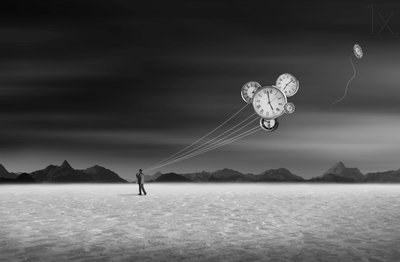 「人間と空飛ぶ時計」 作： Swarnendu Ghosh