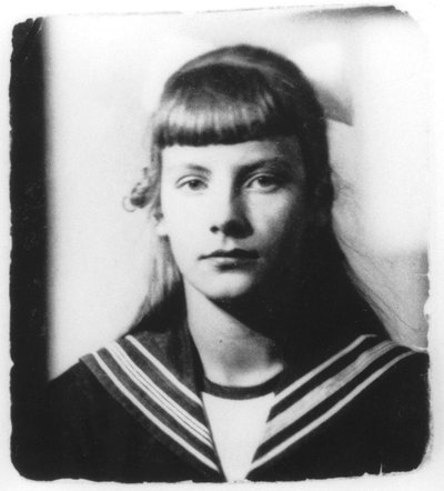 10代のグレタ・ガルボ（白黒写真） 作： Swedish Photographer