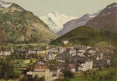 ベルナー オーバーラント: インターラーケン、全景 (カラー写真) 作： Swiss Photographer