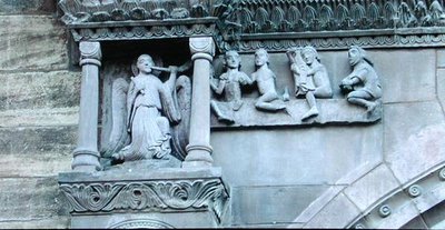 天使がラッパを吹き鳴らしながら墓を出る死者たち、北ポーチの聖ガルス扉口（石）の詳細（181706の詳細） 作： Swiss School