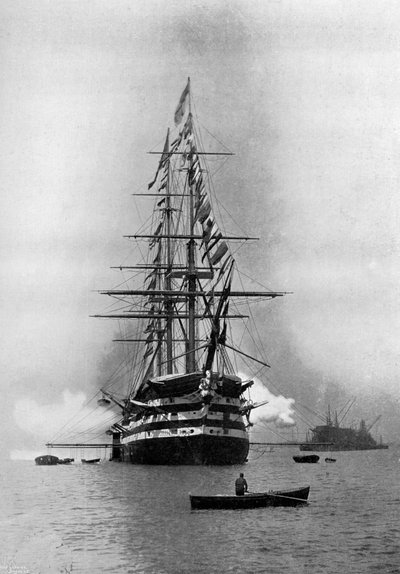HMSウェリントン公爵が1896年、ハンプシャーのポーツマスで旗艦としてロイヤルサルートを解雇した。 作： Symonds and Co