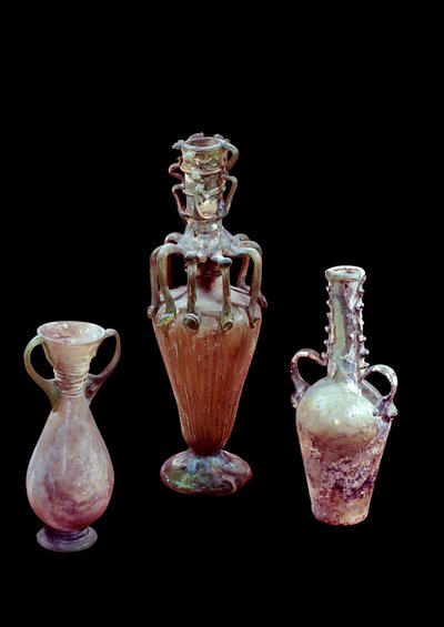 東洋美術：シリア製のガラス瓶。紀元1世紀から5世紀パリ、ルーヴル美術館 作： Syrian