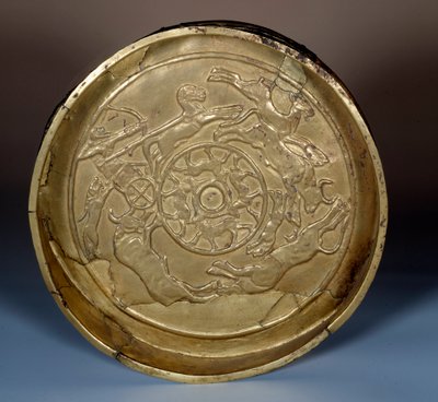 東洋美術：紀元前1200年頃、シリアで制作された金製の狩猟用パテール。パリ、ルーヴル美術館 作： Syrian Syrian