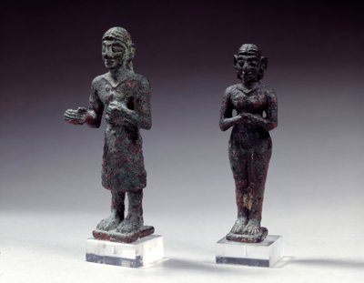紀元前2300年から2000年のシリアのブロンズ製崇拝者と女神の像。パリ、ルーヴル美術館 作： Syrian Syrian