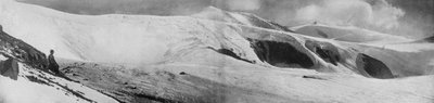 花崗岩港の南側にある雪崩の崖、1911年、1913年。 作： T. Griffith Taylor