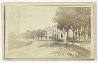 無題（白い下見板張りの家々のある道路の眺め） 作： T. Holmes