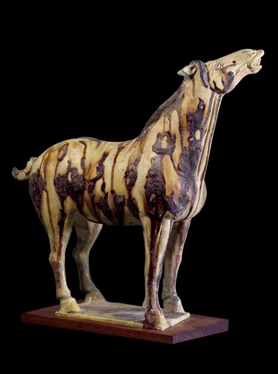 中国美術。三色の釉薬で描かれたテラコッタ製の葬送用の像で、鳳凰の馬が描かれています。陳子の永泰王女（502-594 AD）の墓から。唐の時代（618-907年）。 作： Tang Dynasty Chinese School