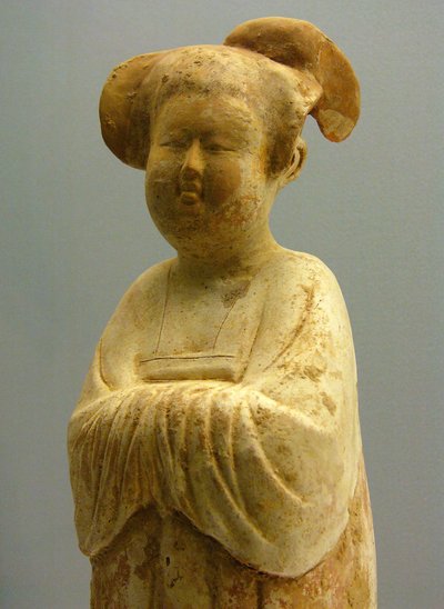 彩色陶器とドーリー、女性像、唐時代（618-907）、上海国立博物館。写真撮影、レオナルド・デ・セルバ、中国、2006年 作： Tang Dynasty Chinese School