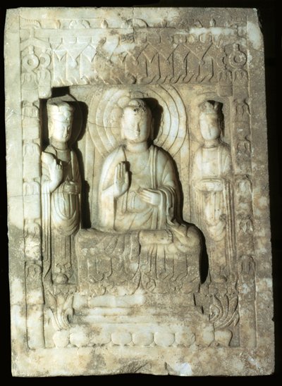 仏陀が二人の従者に囲まれている様子を描いたステイル 618～907年（石灰岩 作： Tang Dynasty Chinese School