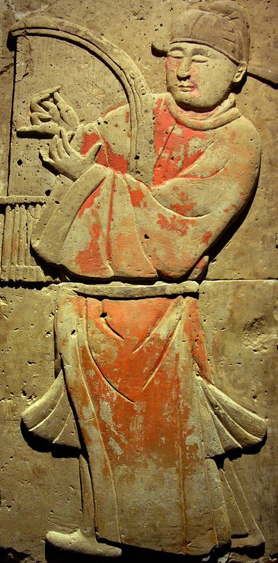 音楽家が描かれたテラコッタ製の石碑、唐時代（618～907年）、陝西省で発見、西安の石林博物館。写真撮影、レオナルド・デ・セルバ、中国、2006年 作： Tang Dynasty Chinese School