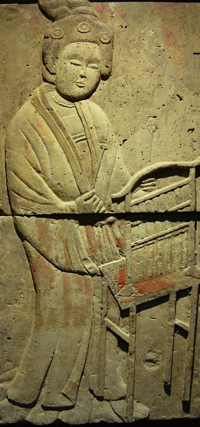 音楽家が描かれたテラコッタ製の石碑、唐時代（618～907年）、陝西省で発見、西安の石林博物館。写真撮影、レオナルド・デ・セルバ、中国、2006年 作： Tang Dynasty Chinese School