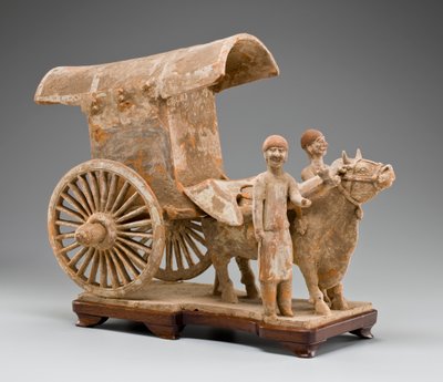 牛と立っている2人の付き添いが付いた二輪牛車（テラコッタ塗装） 作： Tang Dynasty Chinese School