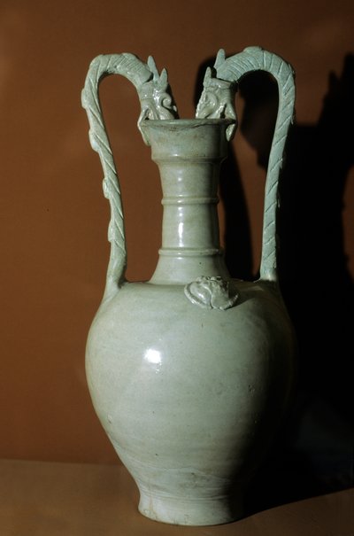 白釉瓶、二重龍の持ち手、腹部に花の浮き彫り装飾、618～907年 作： Tang Dynasty Chinese School
