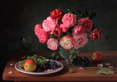 『ダーク・ローズの静物画』 作： Tatyana Skorokhod