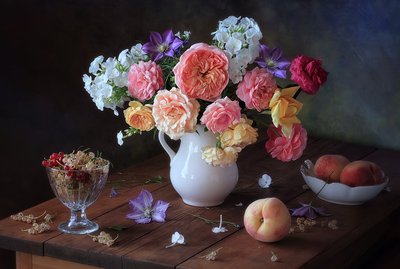 桃の描かれた花の静物画 作： Tatyana Skorokhod