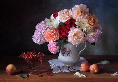 華やかな花の静物画 作： Tatyana Skorokhod