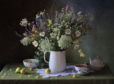 夏の野の花のテーブル 作： Tatyana Skorokhod