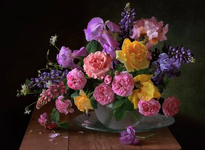 鮮やかな花の静物画 作： Tatyana Skorokhod