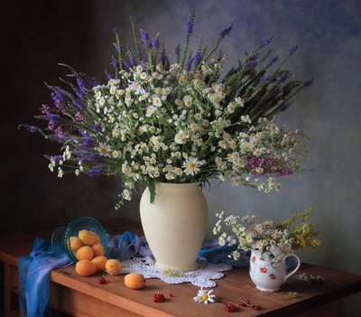 野の花とアプリコット 作： Tatyana Skorokhod