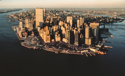 ワールド・トレード・センターを含むニューヨーク港からロウアー・マンハッタンのウォーターフロントを空撮。 作： Ted Spiegel