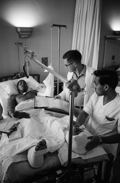 ベトナム戦争で負傷したアメリカ兵がクラーク航空の病院に空輸される。 作： Ted Spiegel